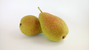 Beyaz arkaplan üzerinde armut meyvesi