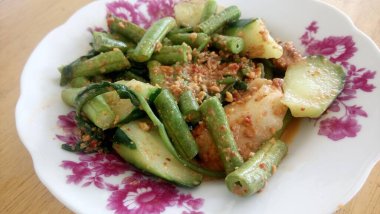 Fıstık soslu ya da gado soslu Malezya salatası. 