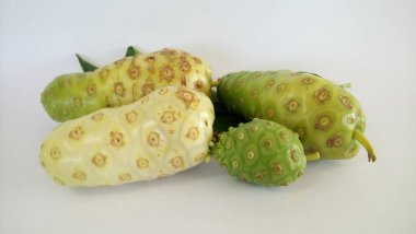 Beyaz arka planda meyve olmayan meyve