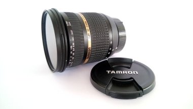 Nikon için beyaz arka planda bir Tamron merceği 10-24 mm
