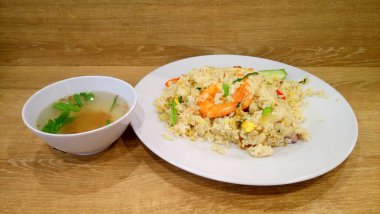 Masada karides kızartması var.