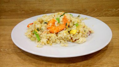 Masada karides kızartması var.