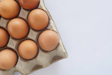 Beyaz arkaplanda yumurtaların seçici görünümü