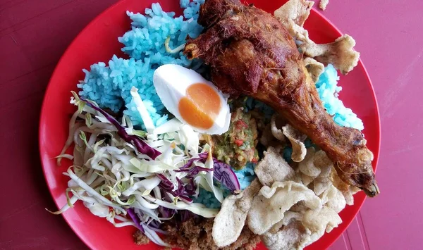 Nasi Kerabu Adalah Sebuah Jenis Nasi Ulam Hidangan Nasi Melayu — Stok Foto