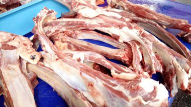 Pazarda inek köprücük kemiği.