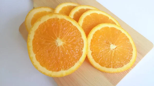 Orangenscheiben Auf Dem Schneidebrett — Stockfoto