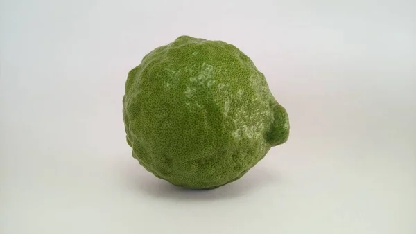 Kaffir Lime Απομονωμένο Λευκό Φόντο — Φωτογραφία Αρχείου