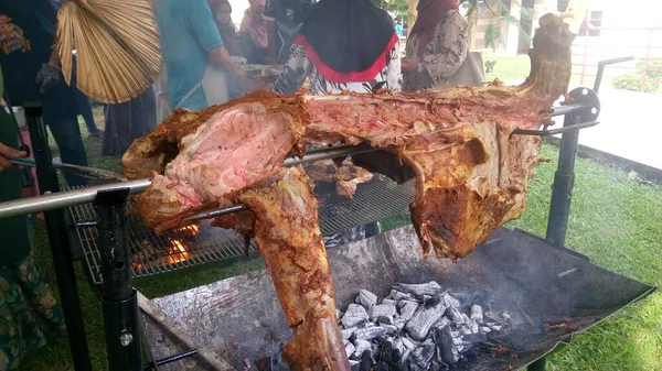 Delicioase Miel Taie Bucăți Carne Fiind Grătar Sub Flăcări — Fotografie, imagine de stoc