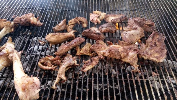 Deliciosos Trozos Carne Cordero Con Hueso Parrilla Bajo Las Llamas —  Fotos de Stock