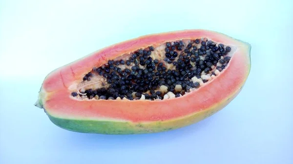 Rodaja Papaya Con Semillas Sobre Fondo Blanco — Foto de Stock