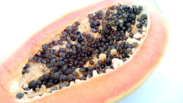 Rodaja Papaya Con Semillas Sobre Fondo Blanco — Foto de Stock