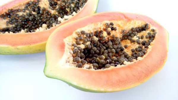 Rodaja Papaya Con Semillas Sobre Fondo Blanco — Foto de Stock