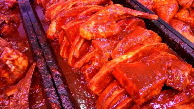 Çiğ kuzu eti, baharat ve otlarla marine edilmiş.