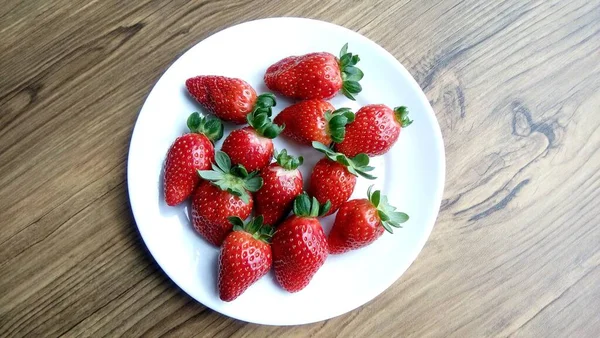 Nahaufnahme Von Köstlichen Frischen Reifen Erdbeeren Auf Einem Weißen Teller — Stockfoto