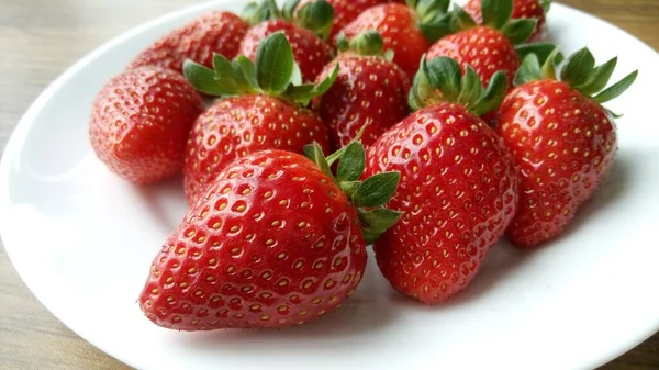 Vista Cerca Deliciosas Fresas Frescas Maduras Plato Blanco — Foto de Stock