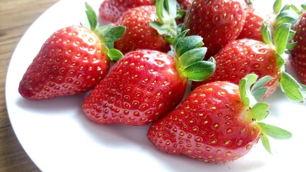 Nahaufnahme Von Köstlichen Frischen Reifen Erdbeeren Auf Einem Weißen Teller — Stockfoto