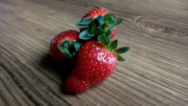 木制背景下美味新鲜成熟草莓的特写 — 图库照片
