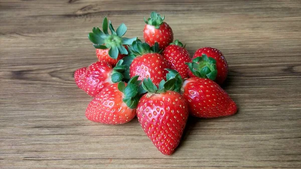 Vista Cerca Deliciosas Fresas Frescas Maduras Sobre Fondo Madera — Foto de Stock