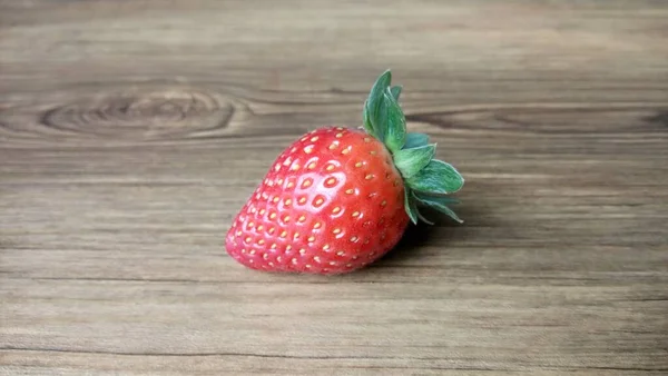 Vue Rapprochée Délicieuses Fraises Fraîches Mûres Sur Fond Bois — Photo