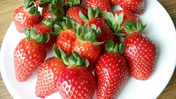 Vista Cerca Deliciosas Fresas Frescas Maduras Plato Blanco — Foto de Stock