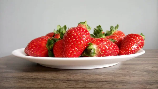 Nahaufnahme Von Köstlichen Frischen Reifen Erdbeeren Auf Einem Weißen Teller — Stockfoto