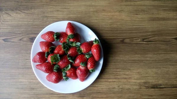 Nahaufnahme Von Köstlichen Frischen Reifen Erdbeeren Auf Einem Weißen Teller — Stockfoto