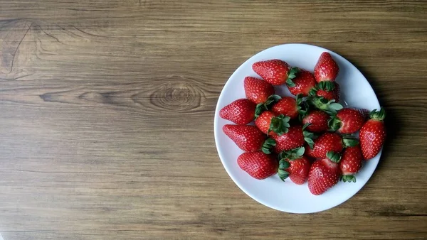白盘上美味新鲜成熟草莓的特写 — 图库照片