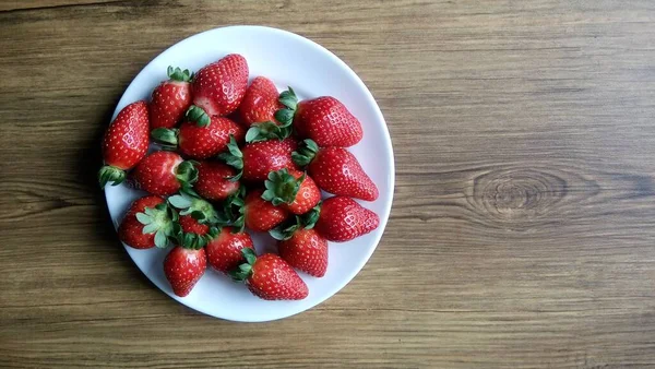 Крупный План Вкусной Свежей Спелой Клубники Белой Тарелке — стоковое фото