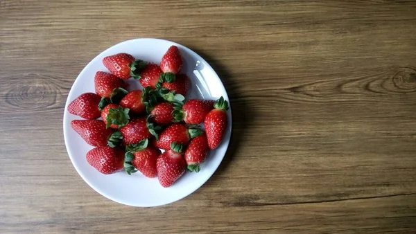 Vista Cerca Deliciosas Fresas Frescas Maduras Plato Blanco —  Fotos de Stock