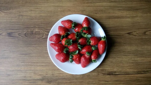 Крупный План Вкусной Свежей Спелой Клубники Белой Тарелке — стоковое фото