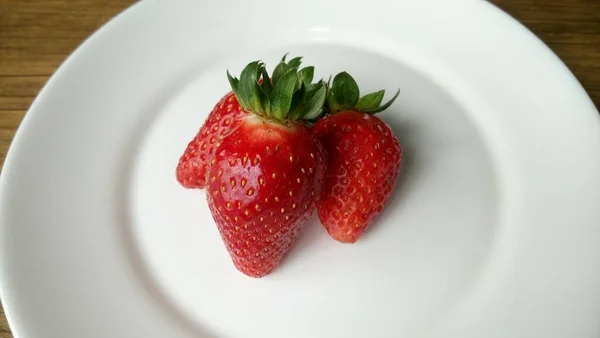 Vue Rapprochée Délicieuses Fraises Fraîches Mûres Sur Une Assiette Blanche — Photo