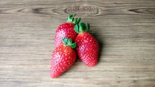 Vista Cerca Deliciosas Fresas Frescas Maduras Sobre Fondo Madera — Foto de Stock