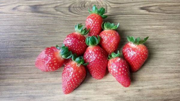 Primo Piano Vista Deliziose Fragole Mature Fresche Uno Sfondo Legno — Foto Stock