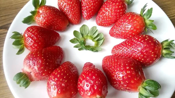 Vista Cerca Deliciosas Fresas Frescas Maduras Plato Blanco —  Fotos de Stock