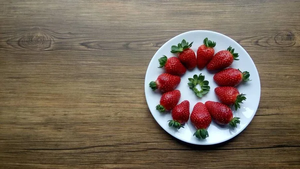 Vue Rapprochée Délicieuses Fraises Fraîches Mûres Sur Une Assiette Blanche — Photo