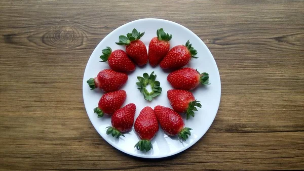 Nahaufnahme Von Köstlichen Frischen Reifen Erdbeeren Auf Einem Weißen Teller — Stockfoto