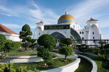 Melaka Boğazı Camii (Mescid Selat Melaka), Malezya 'nın Malezya kenti yakınlarındaki insan yapımı Malacca Adası' nda bulunan bir camidir.