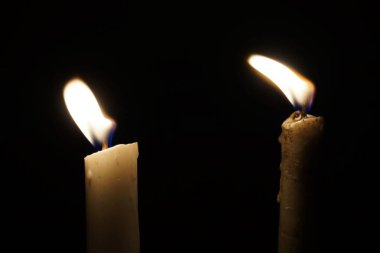 Koyu arkaplanda mum yakma görüntüsü 