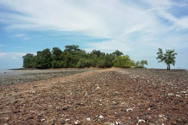 Odizolowana Wyspa Przed Błękitnym Niebem Położona Przy Pulau Konet Melaka — Zdjęcie stockowe