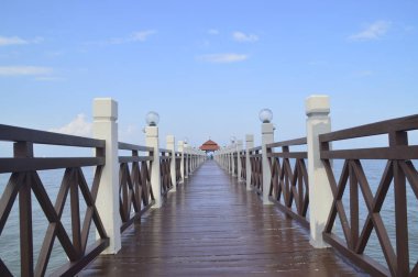 Kumsaldaki tahta köprü, Tanjung Piai, Johor, Malezya.