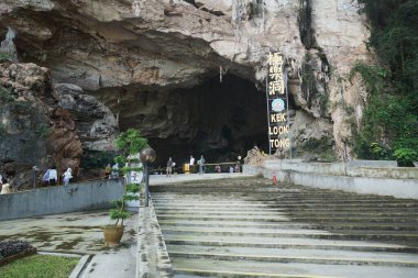 Ipoh, Perak, Malezya 'daki Tong Mağarası Tapınağı' na giriş görüntüsü