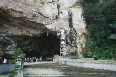 Ipoh, Perak, Malezya 'daki Tong Mağarası Tapınağı' na giriş görüntüsü
