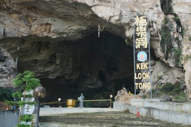 Ipoh, Perak, Malezya 'daki Tong Mağarası Tapınağı' na giriş görüntüsü