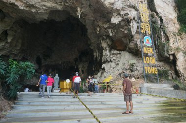 Ipoh, Perak, Malezya 'daki Tong Mağarası Tapınağı' na giriş görüntüsü