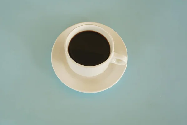 Ένα Φλιτζάνι Μαύρο Καφέ Στο Τραπέζι — Φωτογραφία Αρχείου
