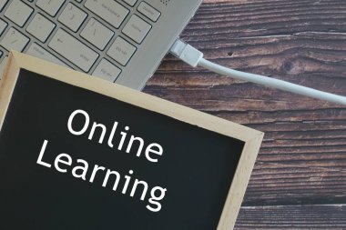 Bilgisayarı internet kablosu ve not defteriyle kapat. Çevrimiçi Öğrenme kavramı.