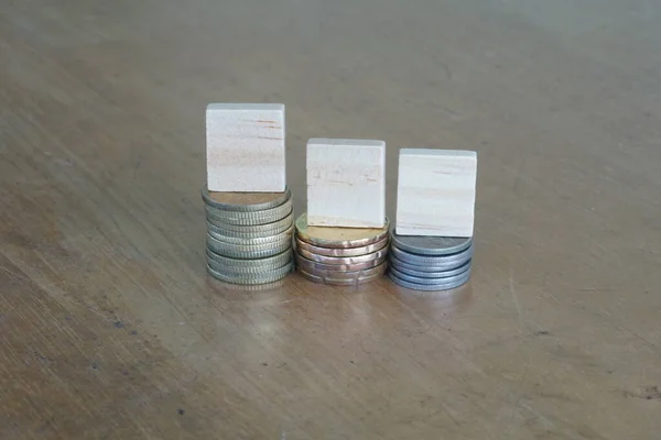 Monety Drewnianym Klockiem Biurku Koncepcja Opodatkowania — Zdjęcie stockowe