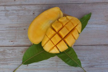 Doğranmış mango meyvesine yakın çekim