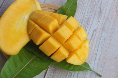 Doğranmış mango meyvesine yakın çekim