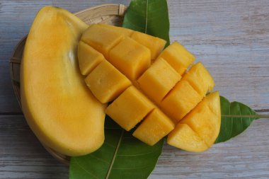 Doğranmış mango meyvesine yakın çekim